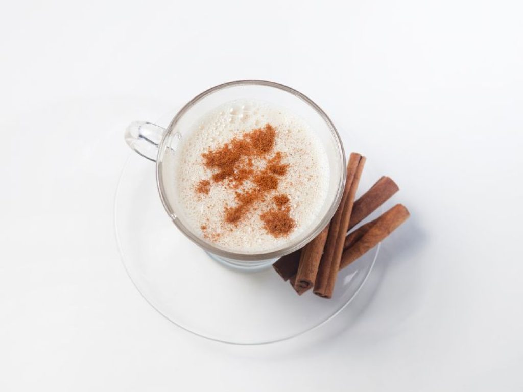 vanilla latte with cinnamon powder toppings